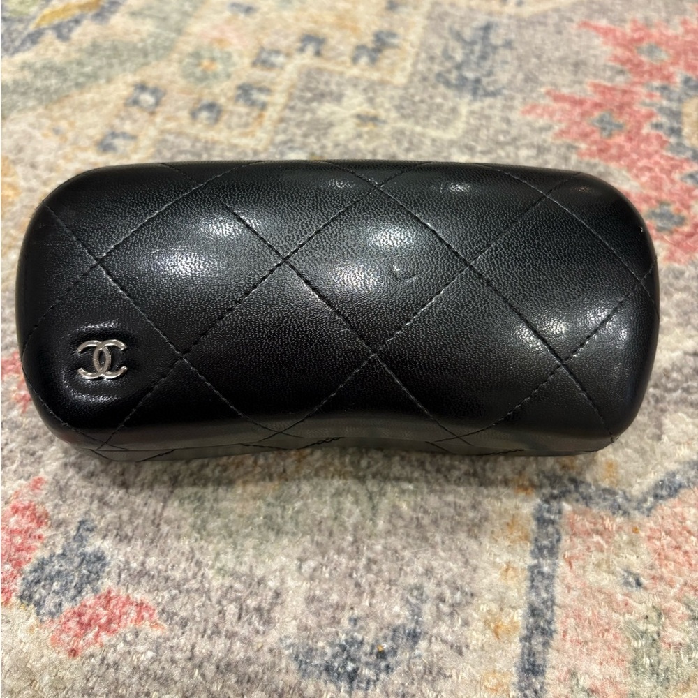 CHANEL Black Quilted Leather Sunglasses Case with CC Logo - Picture 2 of 8